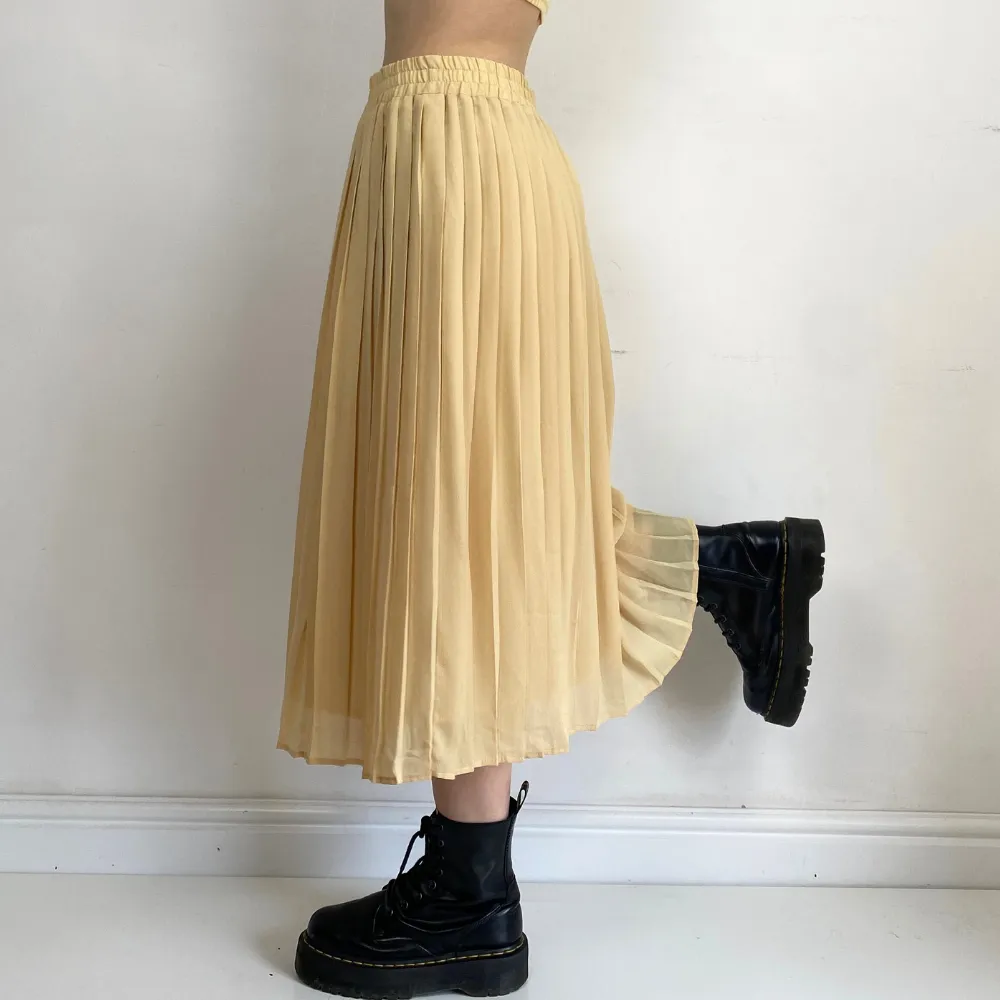 Buttermilk Pleated Skirt - MEDIUM