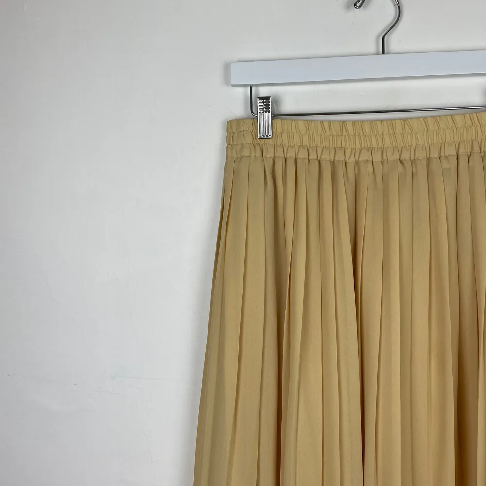 Buttermilk Pleated Skirt - MEDIUM
