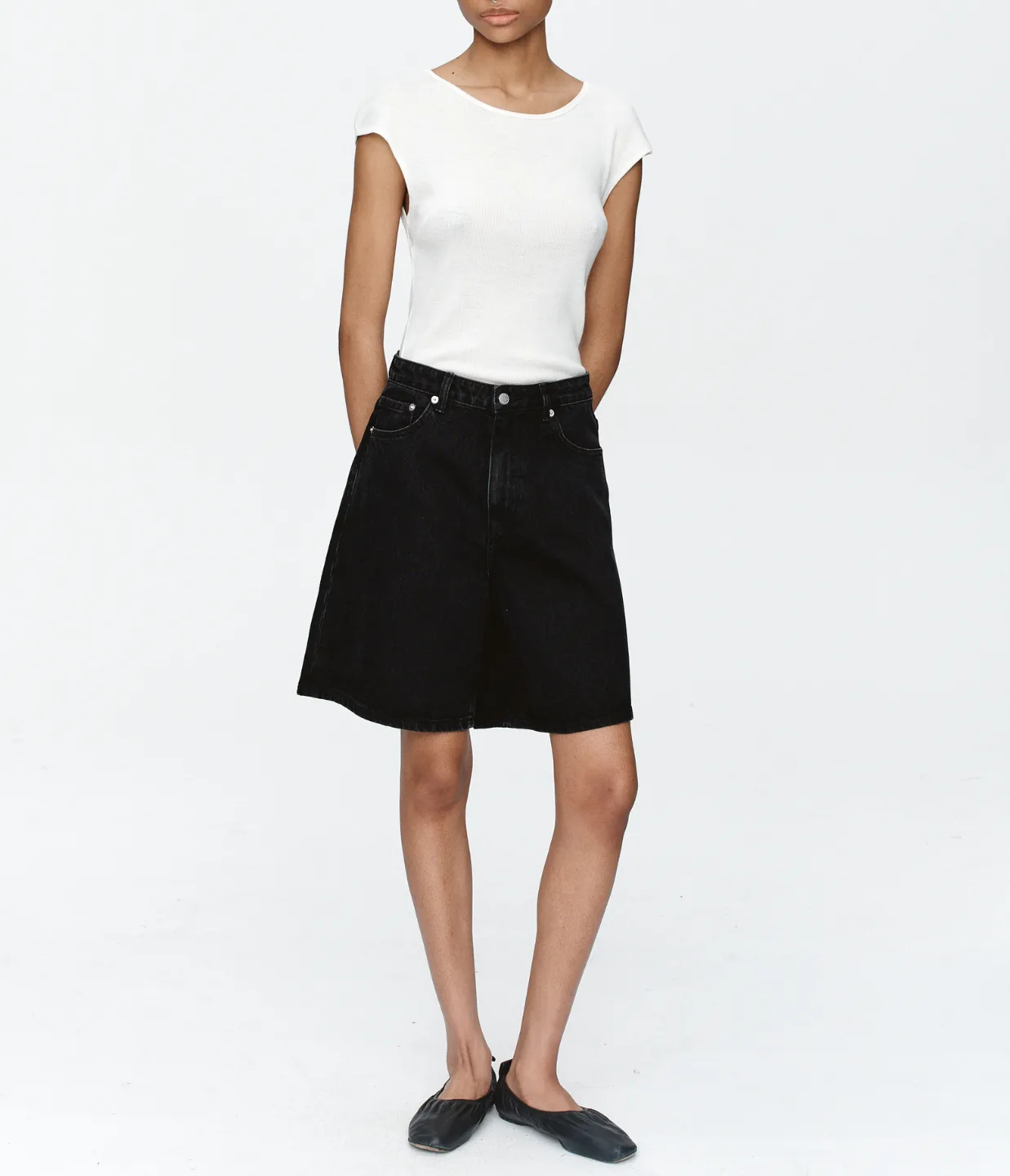 Relaxed Jean Short in Black